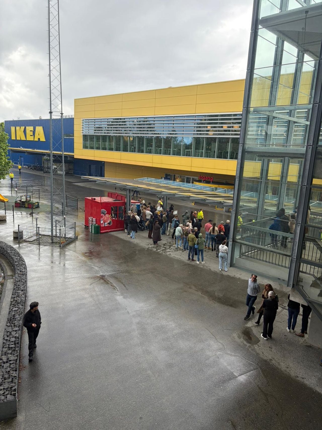 Mensen buiten bij de IKEA Eindhoven (foto: Noa Sophia Holl).