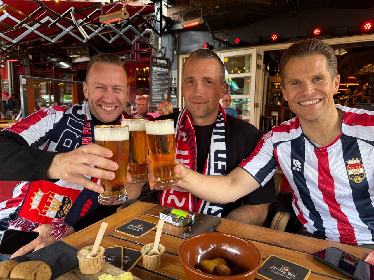 Jochem, Mitchell en Sjors gaan al bijna 20 jaar met hun vriendengroep naar het stadion (foto: Jan Peels).