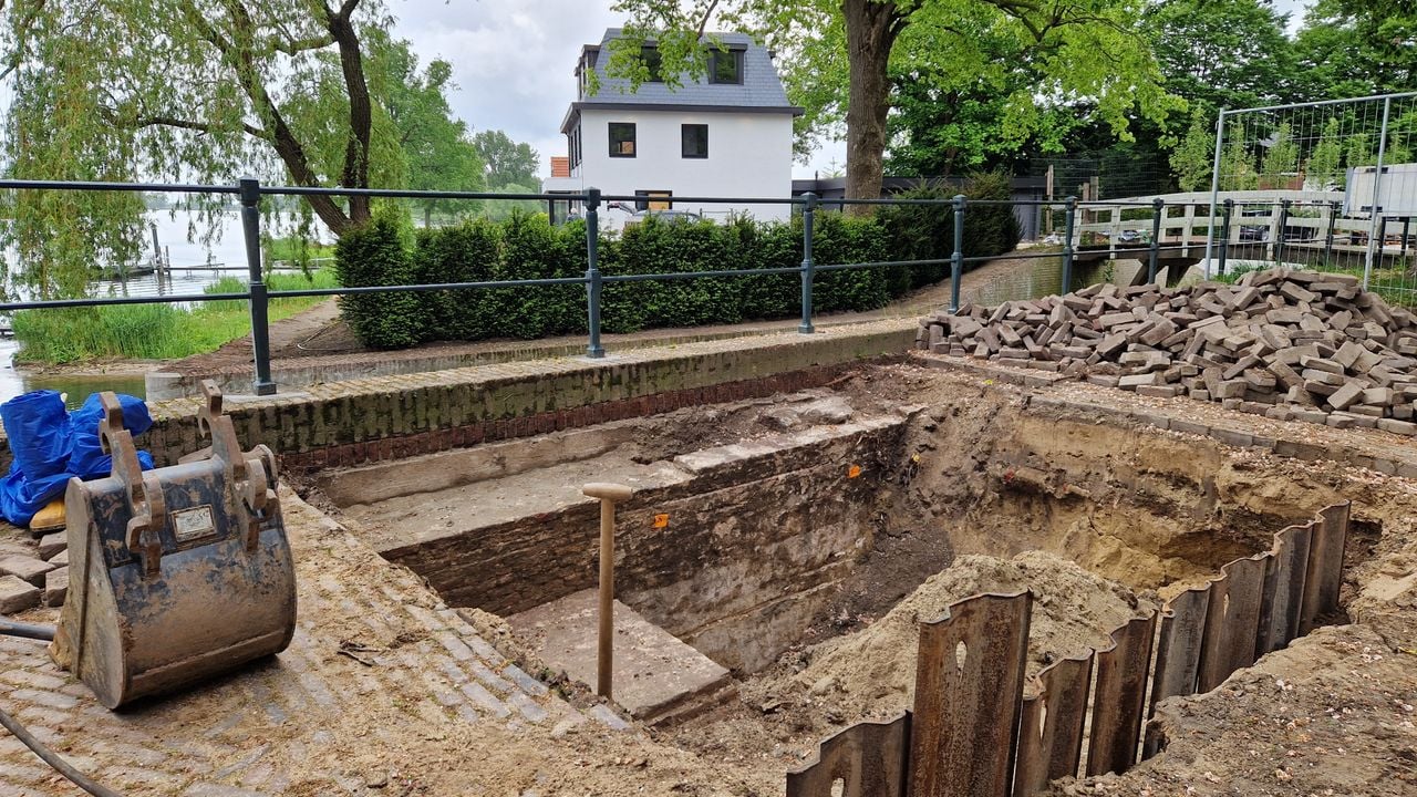 Het onderzoek aan de kademuur in Grave (foto: Tom Berkers).