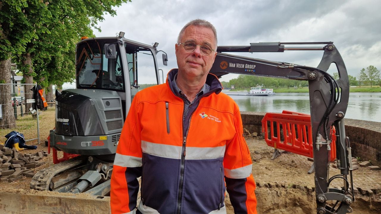 Wilbert Kuijken bij de onderzoeken aan de kademuur in Grave (foto: Tom Berkers).