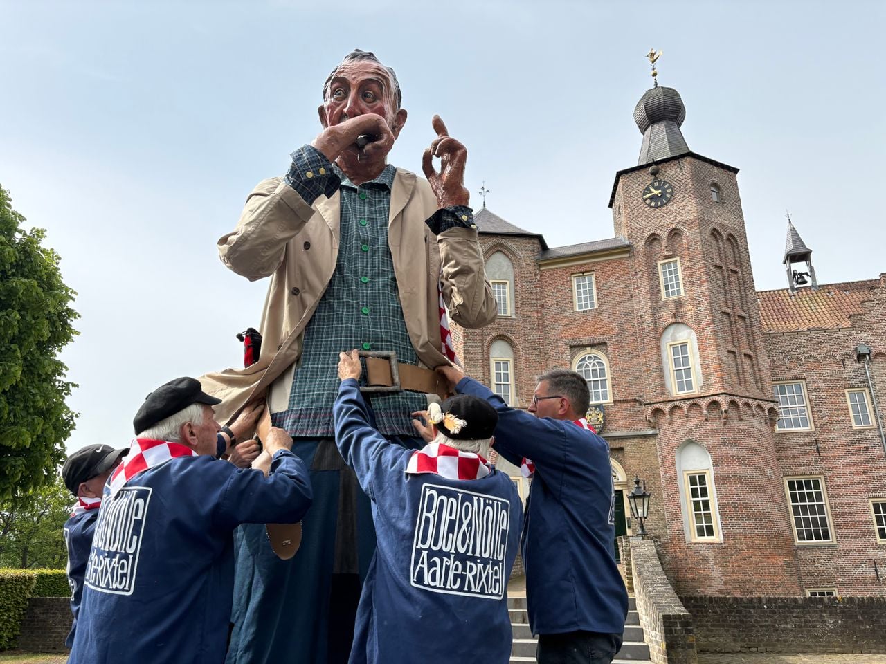 Het opbouwen van de reuzen duurt ongeveer driekwartier (foto: Alice van der Plas)