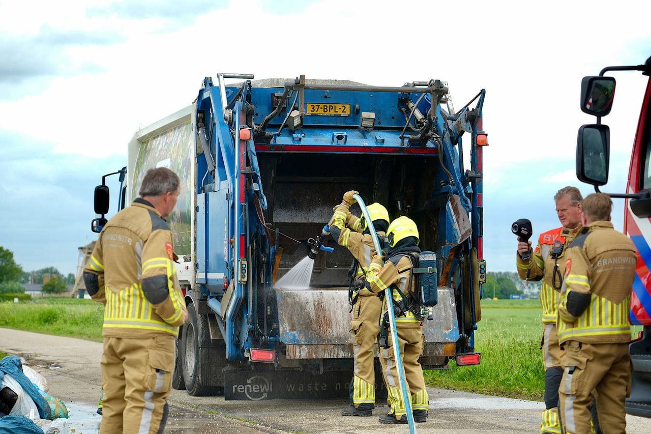 Vuilniswagen in brand (foto: Jeroen Stuve / Persbureau Heitink).