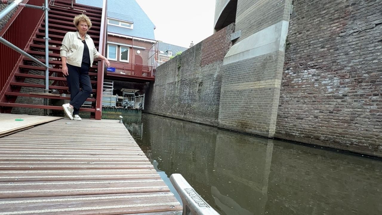 Nan van Schendel op de aanlegsteiger achter Huis73 (foto: Jan Peels).
