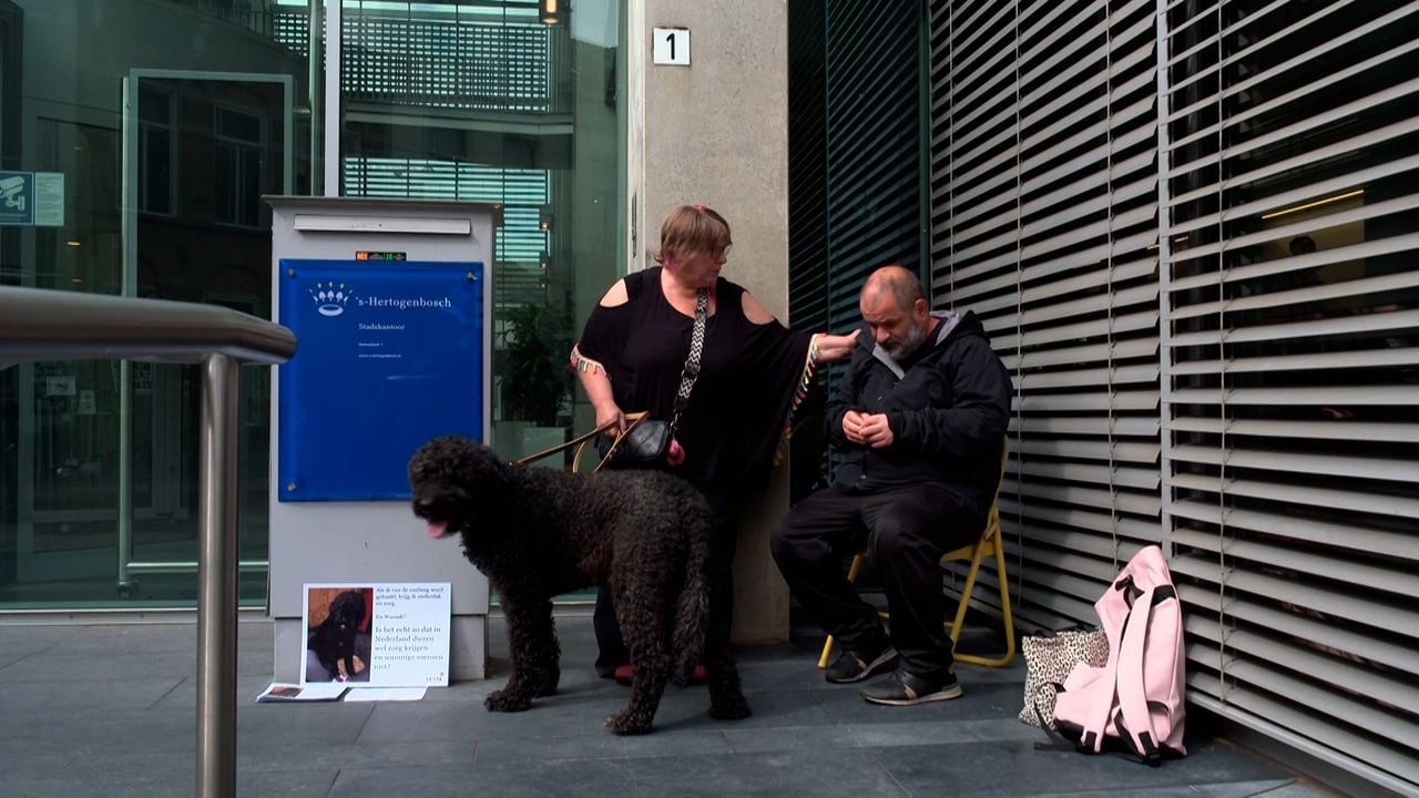 Gabbi Wierenga samen met Warsak en haar hond Blom voor het stadskantoor.