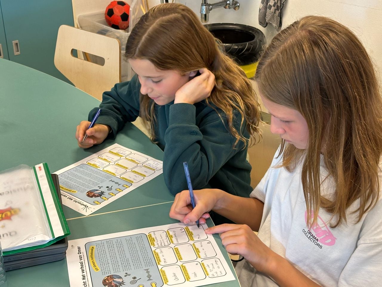 De proefles leert de kinderen op een speelse manier over mantelzorg (foto: Omroep Brabant).