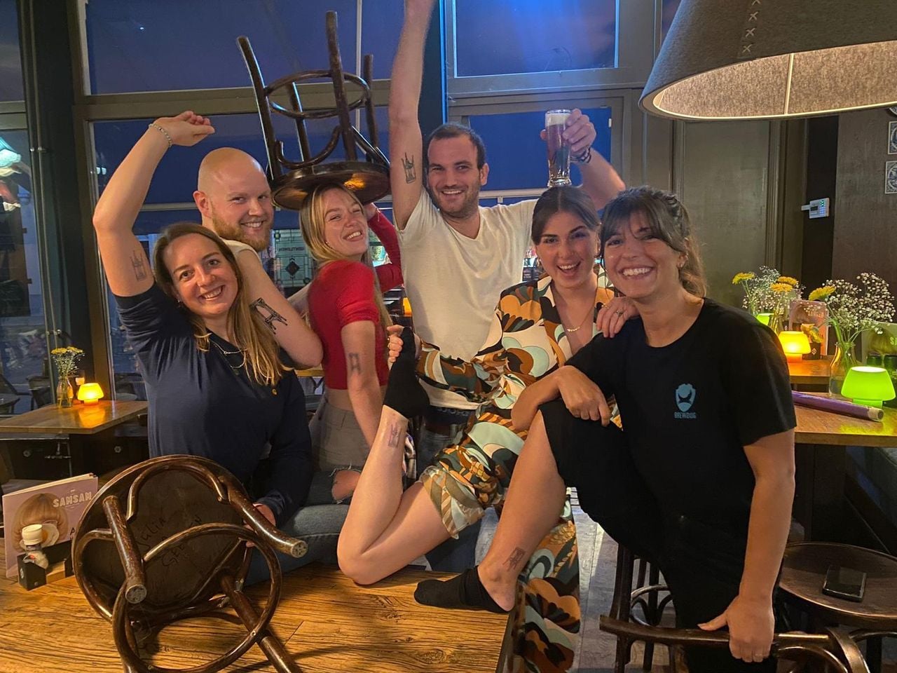 Het barkruk-team in café SAMSAM (Privéfoto).