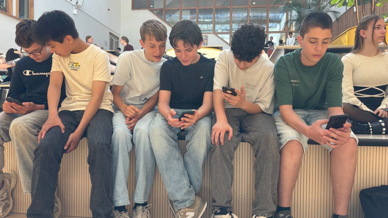 Vrijdagochtend kregen deze leerlingen hun mobieltje weer terug (foto: Rogier van Son). 