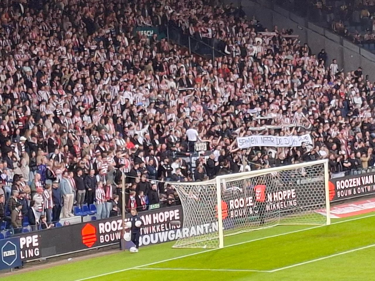 Supporters tonen spandoek en zingen 'We gaan met z'n allen naar de Dijk' (foto: Leon Voskamp).