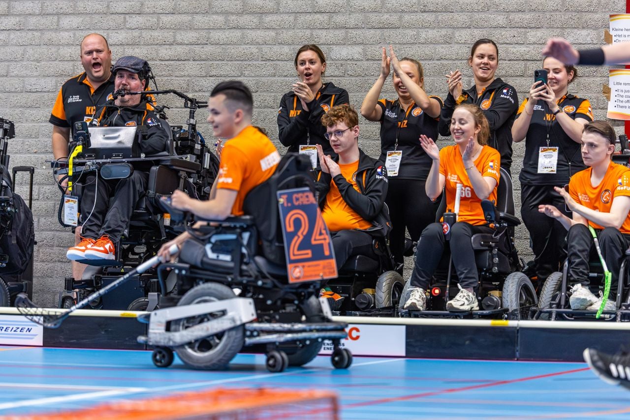 Aanmoedigen vanaf de zijlijn (foto: Peter Verheijen).
