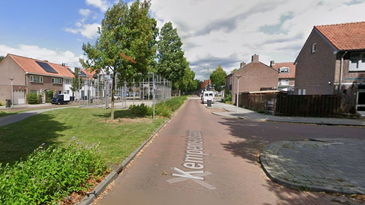 De wegenwachter reed vanaf de overkant over dit grasveldje op de Kempensebaan en reed in de straat rechts de fietsende dief aan (foto: Google Maps).