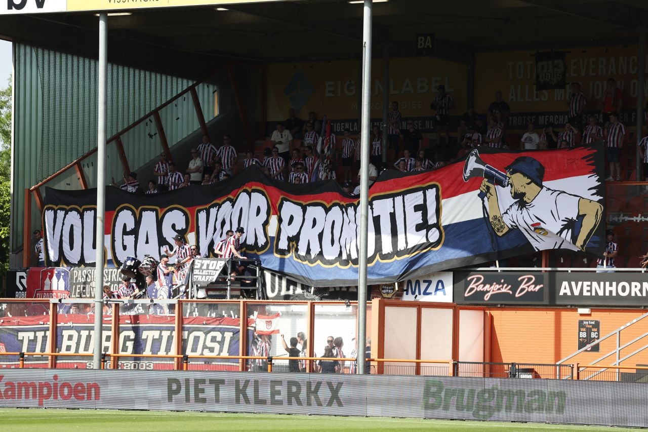 Spandoek van fans Willem II in Volendam (foto: ANP).