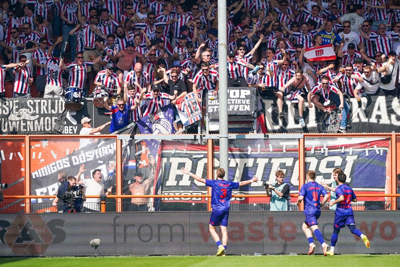 Feest bij de spelers en supporters van Willem II op bezoek bij FC Volendam (foto: Andre Weening/Orange Pictures).