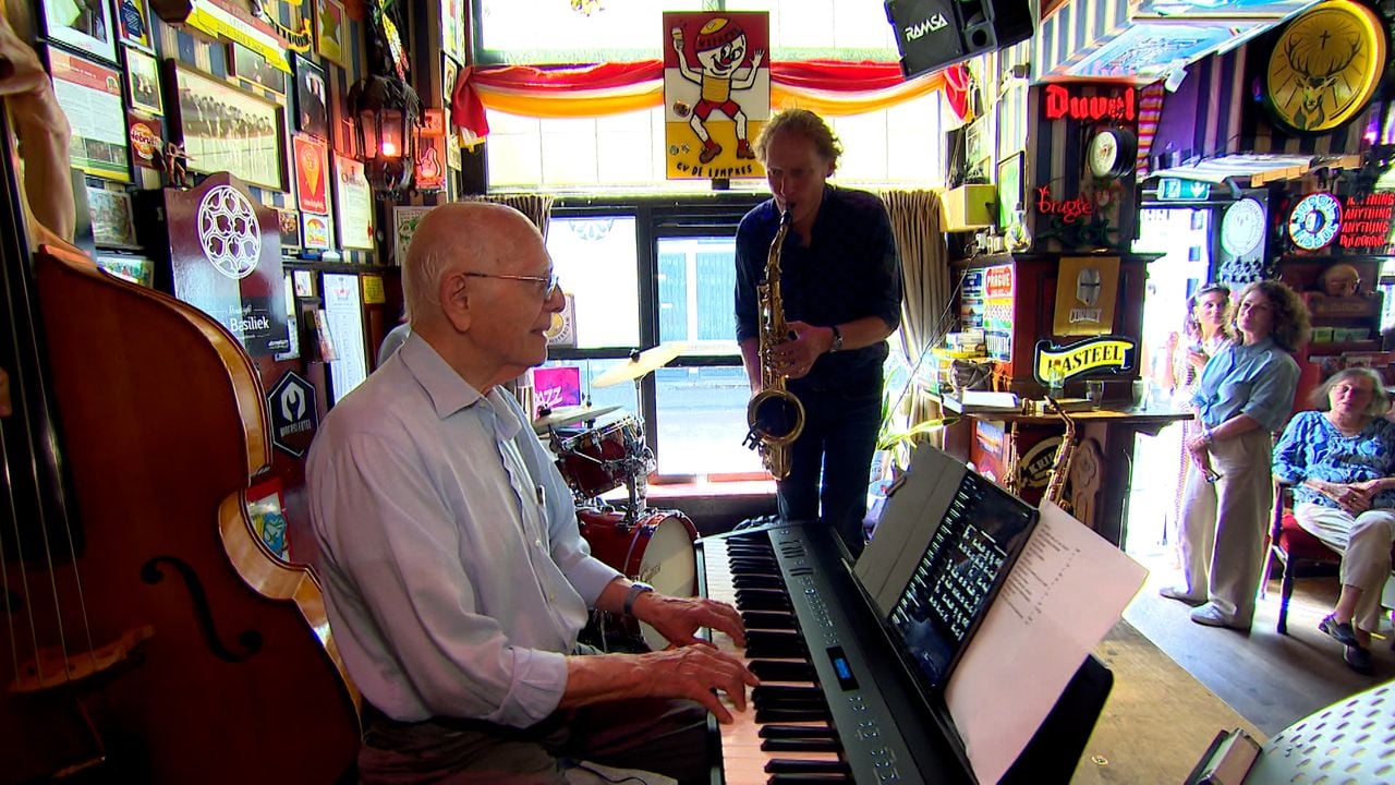 Jan Peels en zijn zoon Jan Peels jr. samen op het podium tijdens Jazz in Duketown.