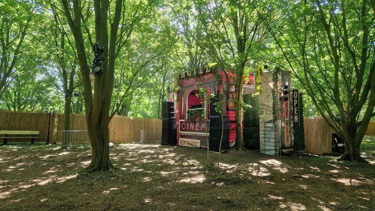 Een van de podia op de berg midden op het festivalterrein (foto: Tom Berkers).