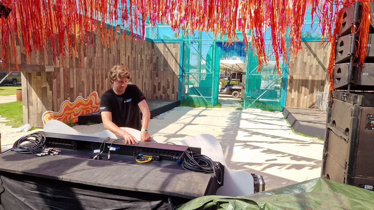 Roel Touw zorgt ervoor dat alle dj-booths er klaar voor zijn (foto: Tom Berkers).