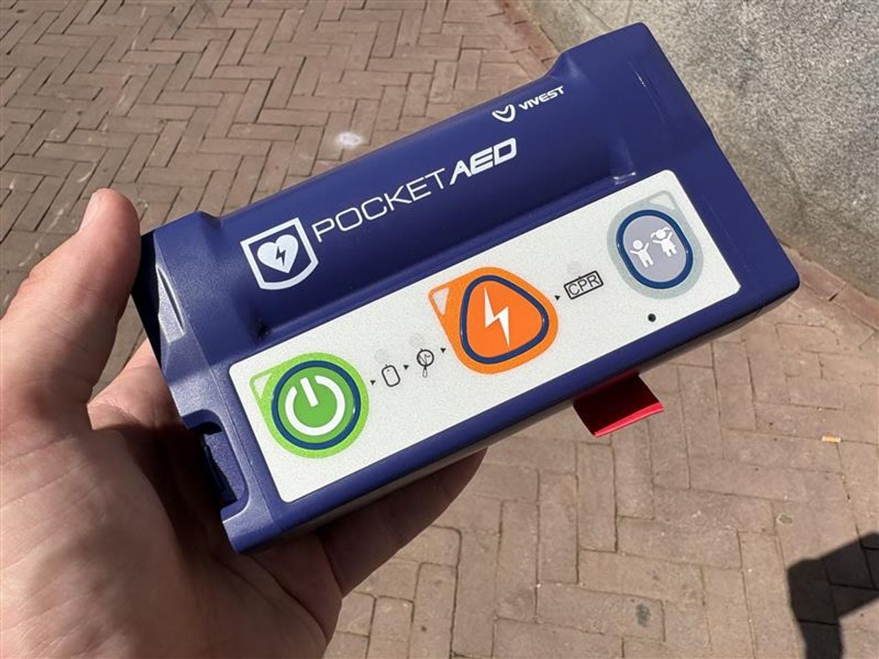 De pocketversie van deze AED past in je hand (foto:Wilco Zonneveld).