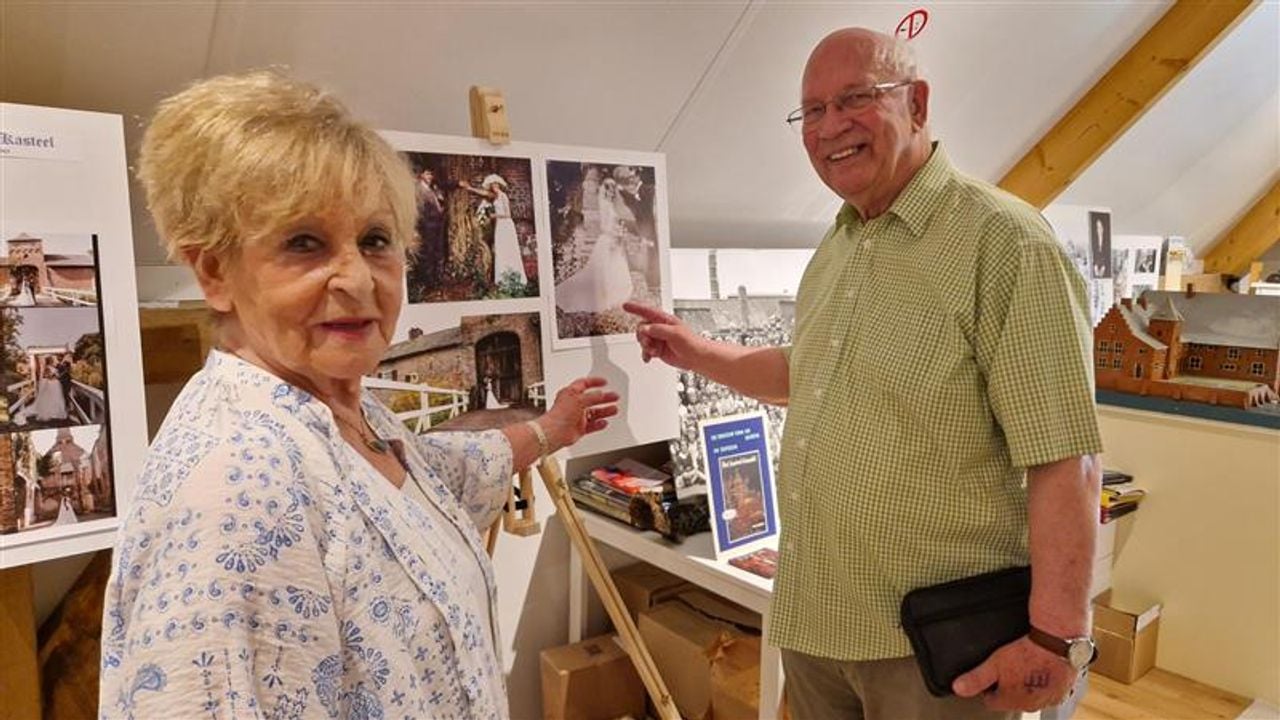 Toos en Jan wijzen naar hun trouwfoto zestig jaar geleden (foto: Tom Berkers). 