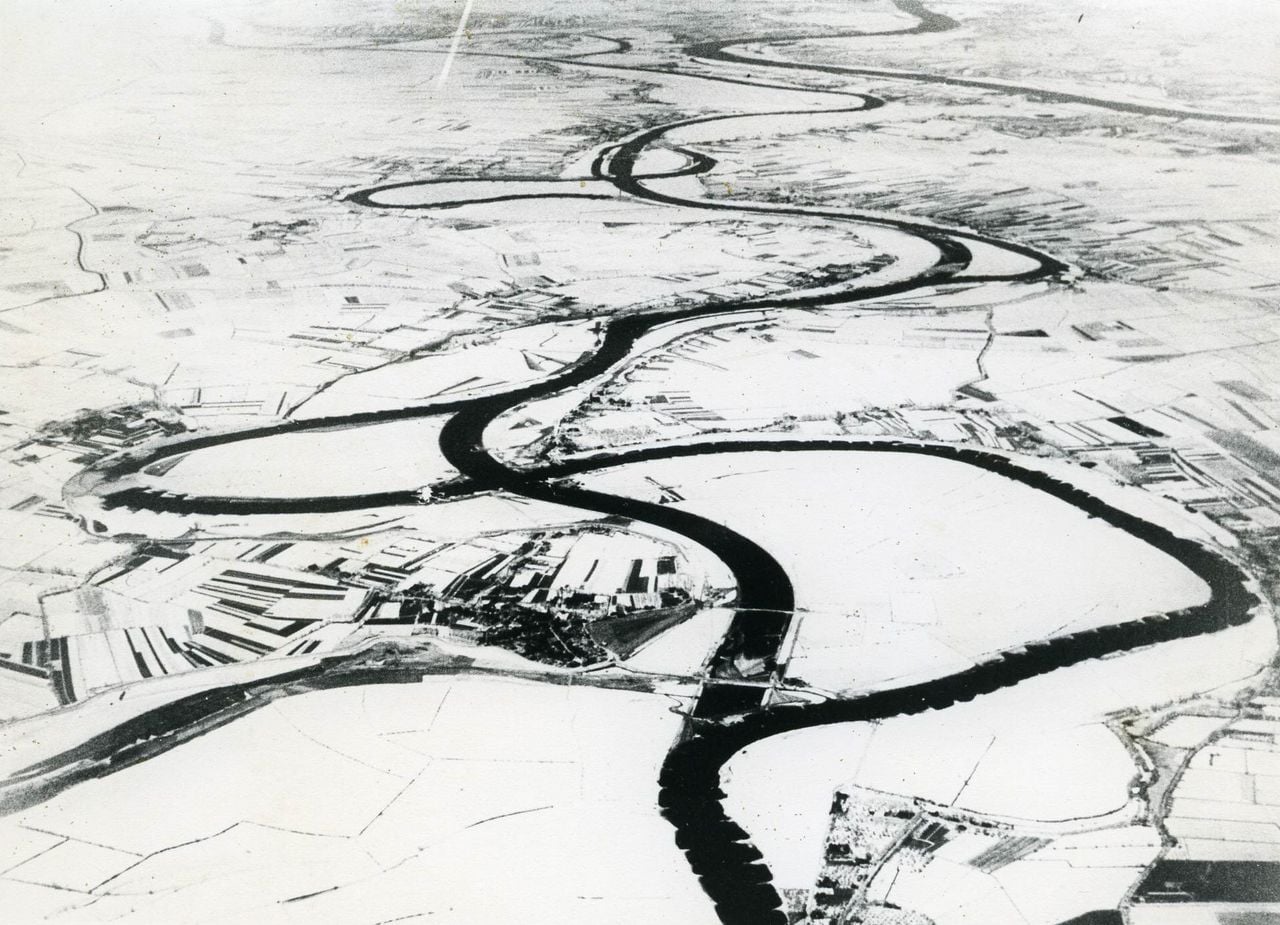 Luchtopname van de Maas na de 'rechtlegging' (Foto: privecollectie)