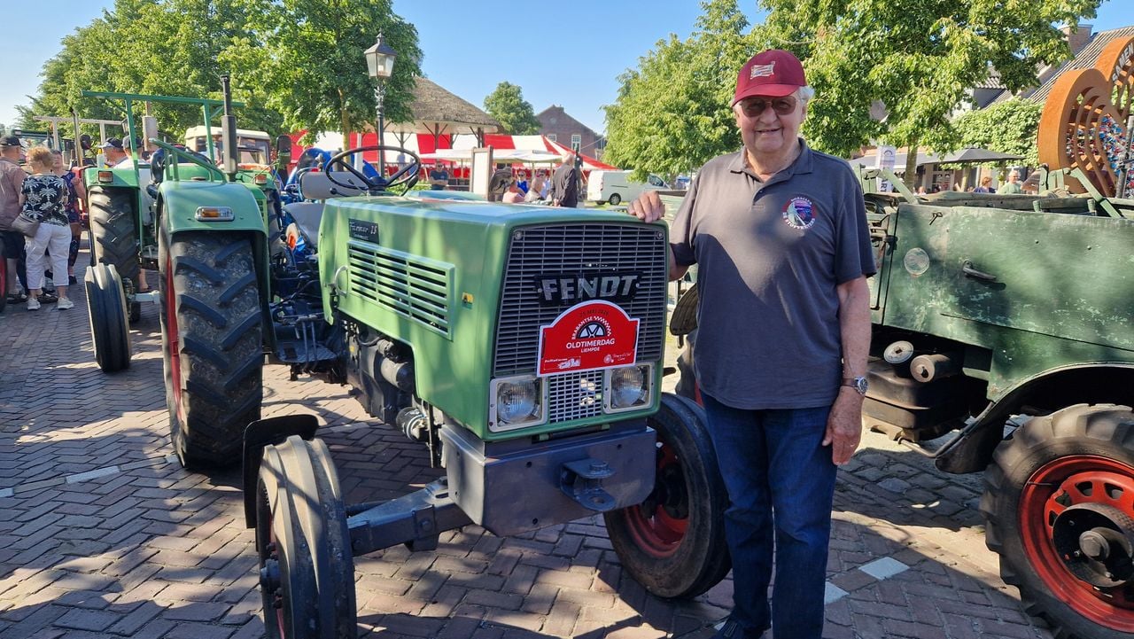 Piet van der Poel bij zijn oude tractor (foto: Tom Berkers).