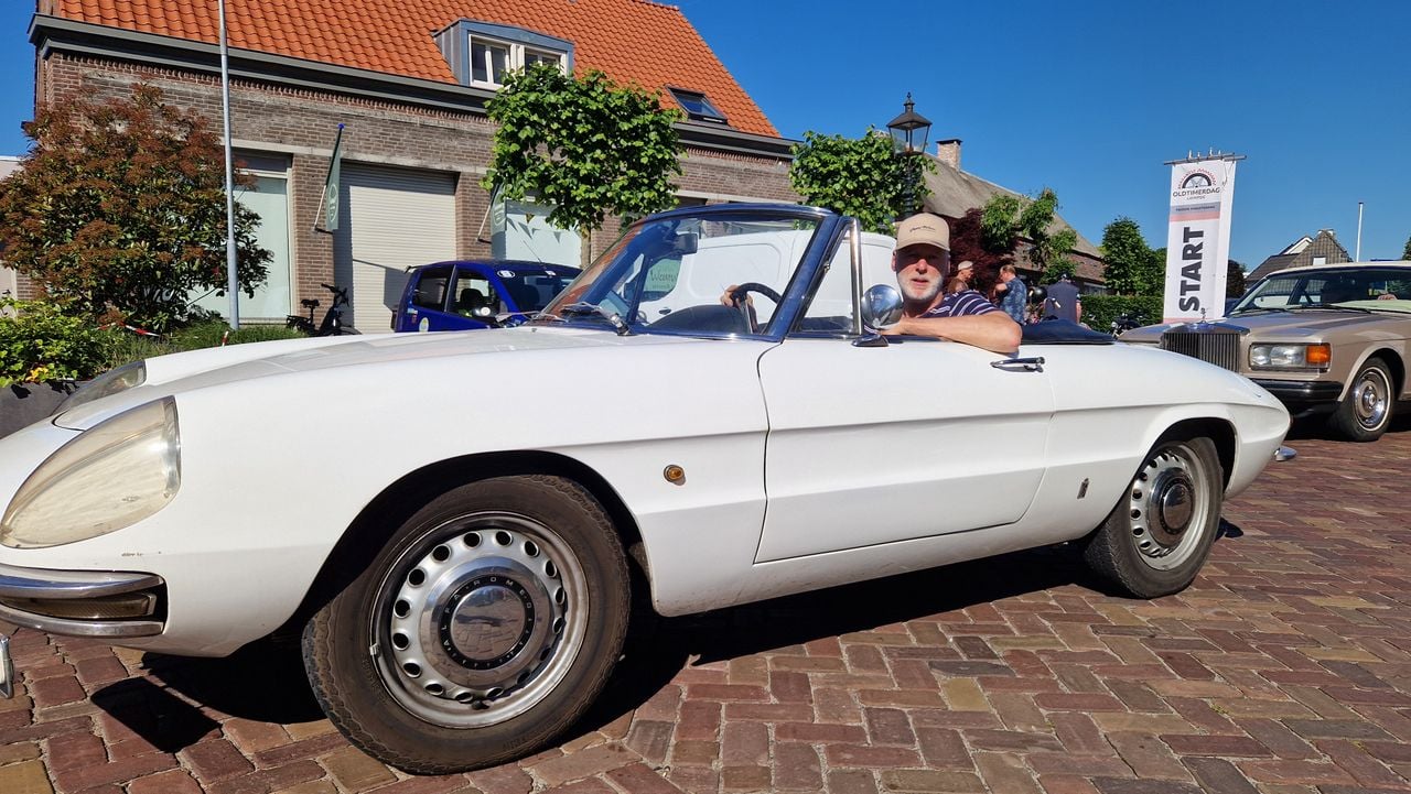 René Kuipers met zijn cabriolet (foto: Tom Berkers).