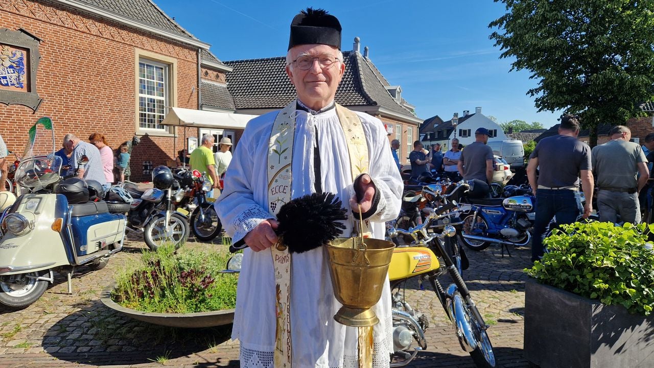 De zegen gegeven door Jan van de Wiel (foto: Tom Berkers).