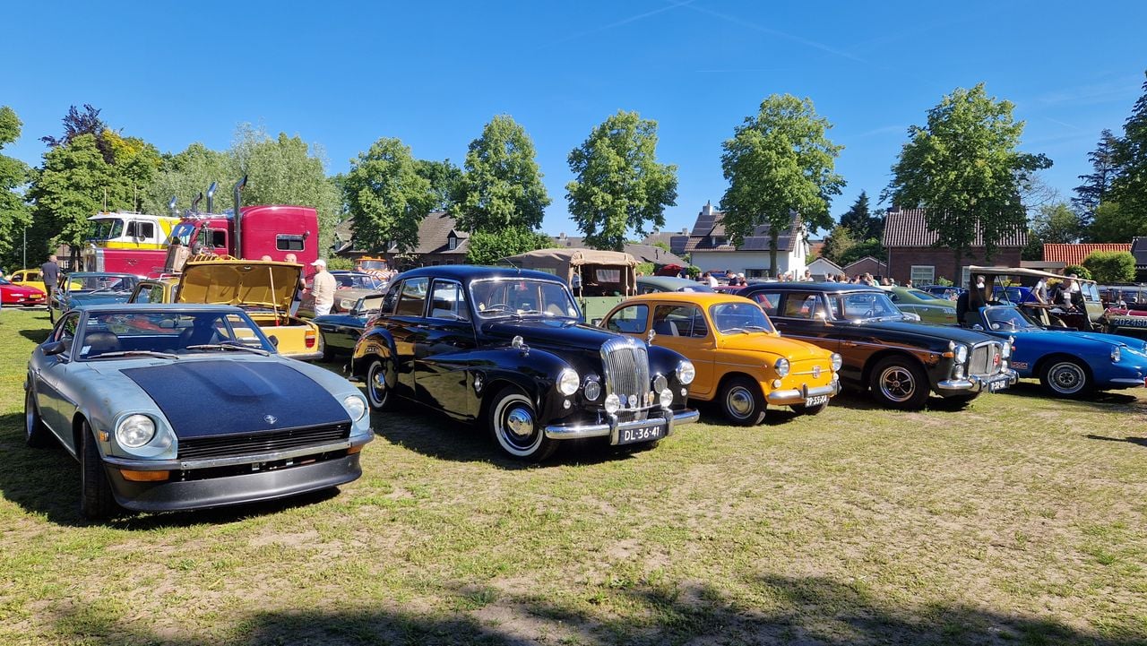 Ruim 250 oldtimers verzamelen zich in het hartje van Liempde (foto: Tom Berkers).