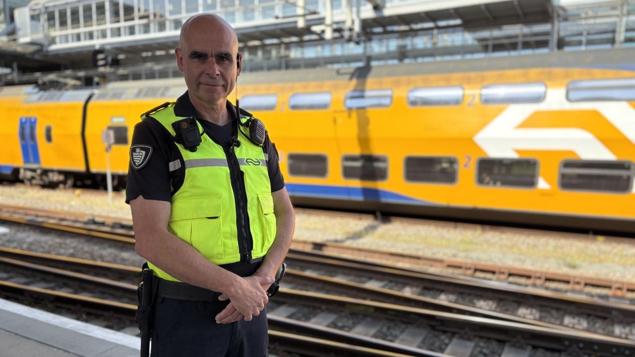 Dennis werkt al achttien jaar als boa bij NS en doet mee aan een proef waarbij hij een wapenstok draagt (foto: Wilco Zonneveld).