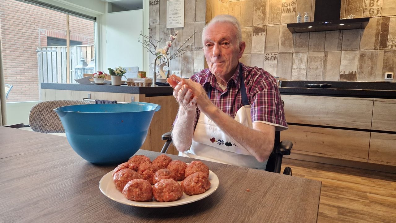 Ko is druk in de weer om zijn gehaktballen perfect te krijgen (foto: Tom Berkers).