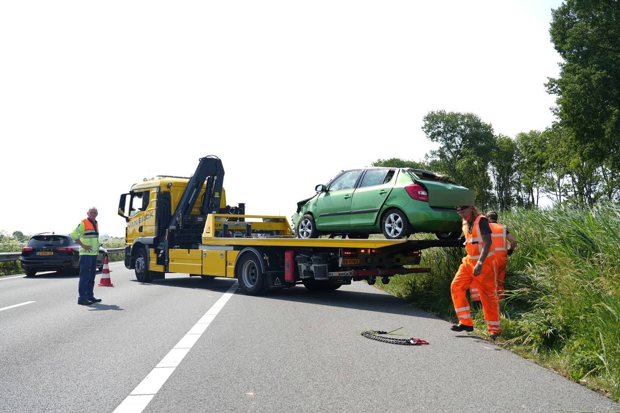 De auto is getakeld (foto: Jeroen Stuve / Persbureau Heitink).