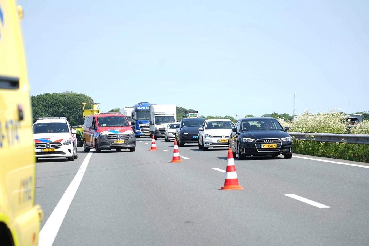 Door de crash ontstond een lange file (foto: Jeroen Stuve / Persbureau Heitink).