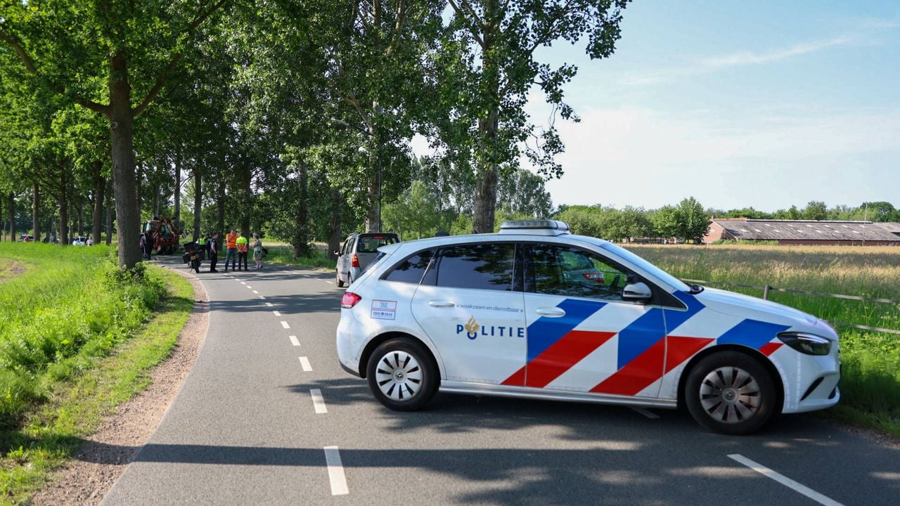 De weg is afgesloten voor verkeer (foto: Addy Smits / Persbureau Heitink).