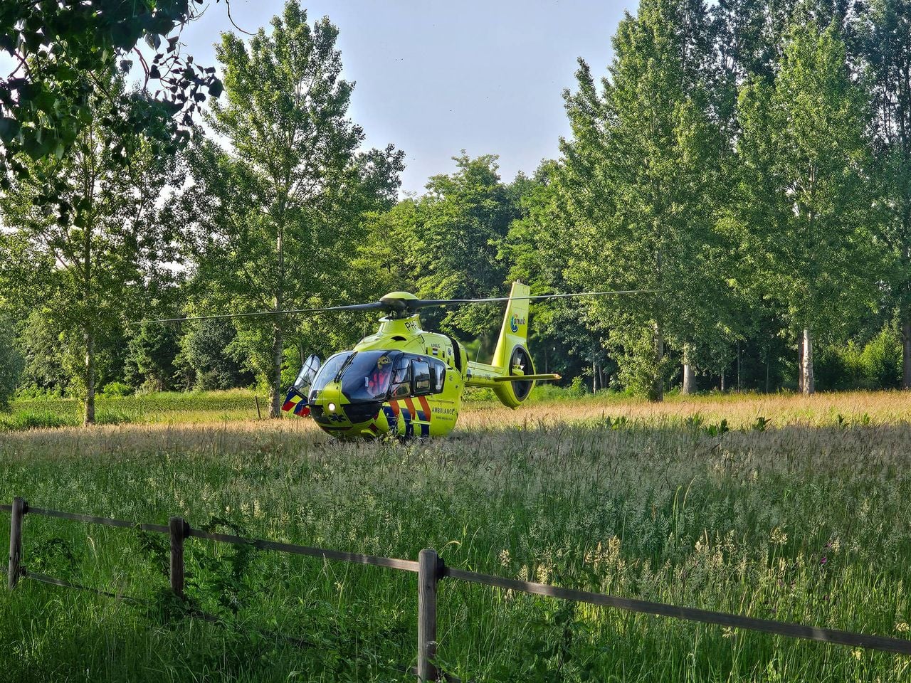 Een traumahelikopter kwam op het ongeluk af (foto: Addy Smits / Persbureau Heitink).