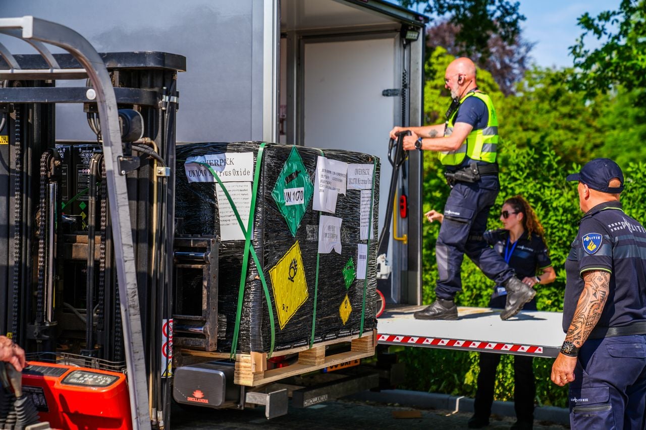 De flessen zijn in beslag genomen door de politie (foto: Dave Hendriks / SQ Vision).