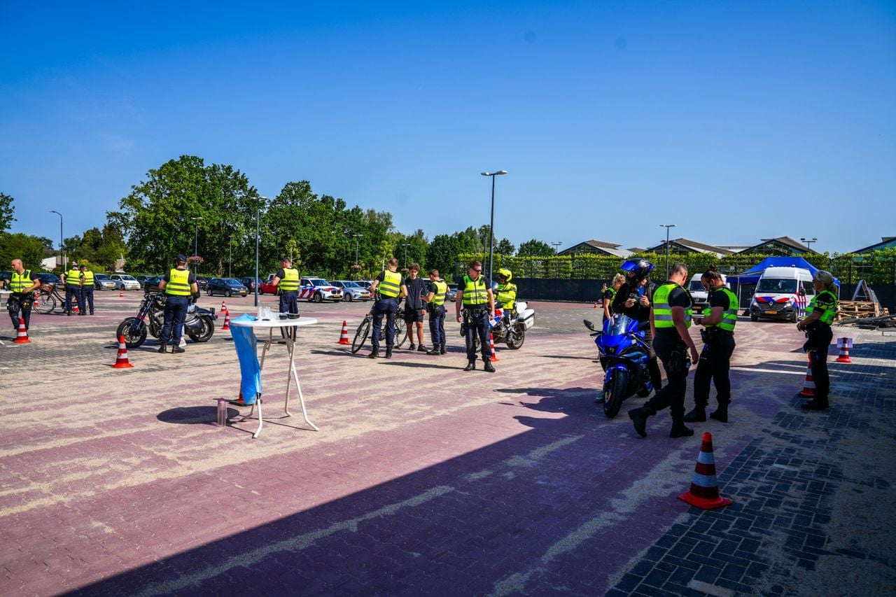 De verkeerscontrole was op de parkeerplaats van een tuincentrum in Nuenen (foto: Dave Hendriks / SQ Vision).
