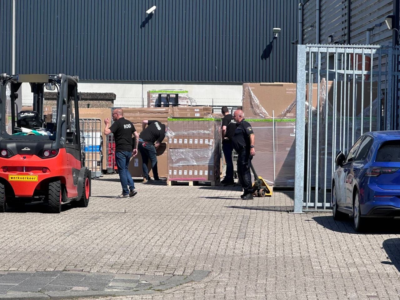 FIOD bij postnl punt (foto: Perry Roovers / Persbureau Heitink).