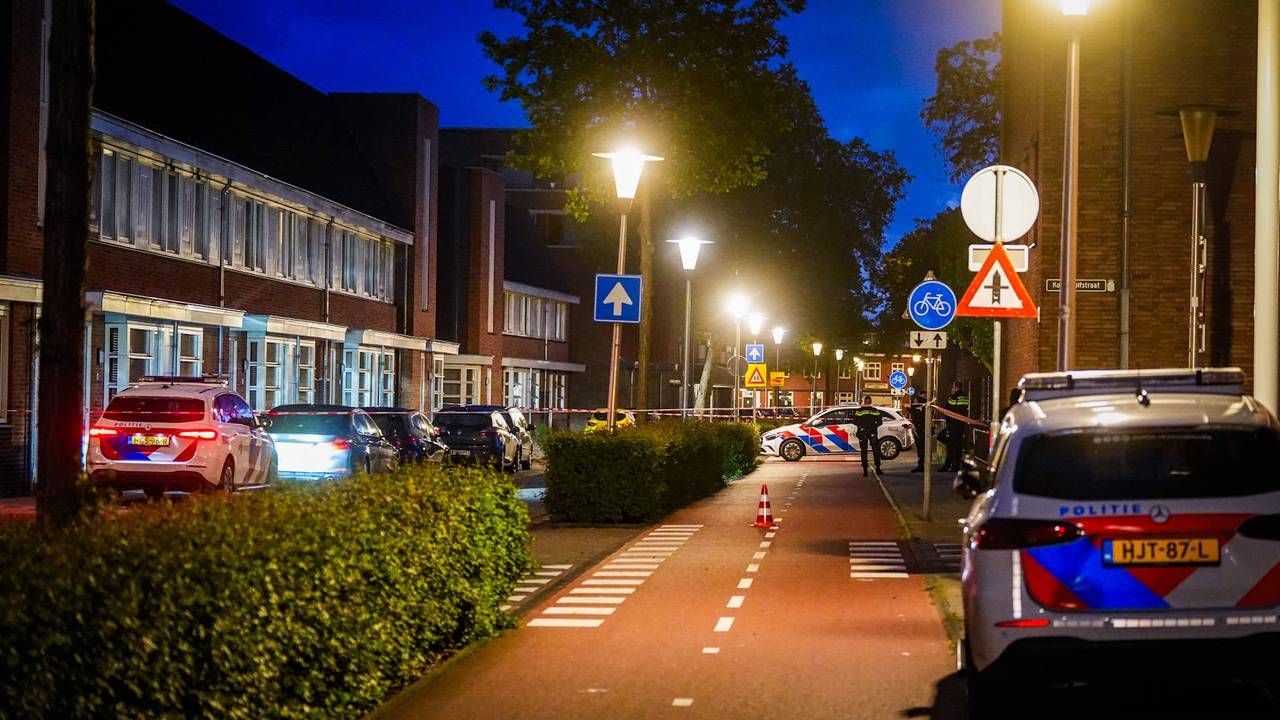 Een man werd na de vondst van de dode vrouw in Helmond aangehouden (foto: Persbureau Heitink).