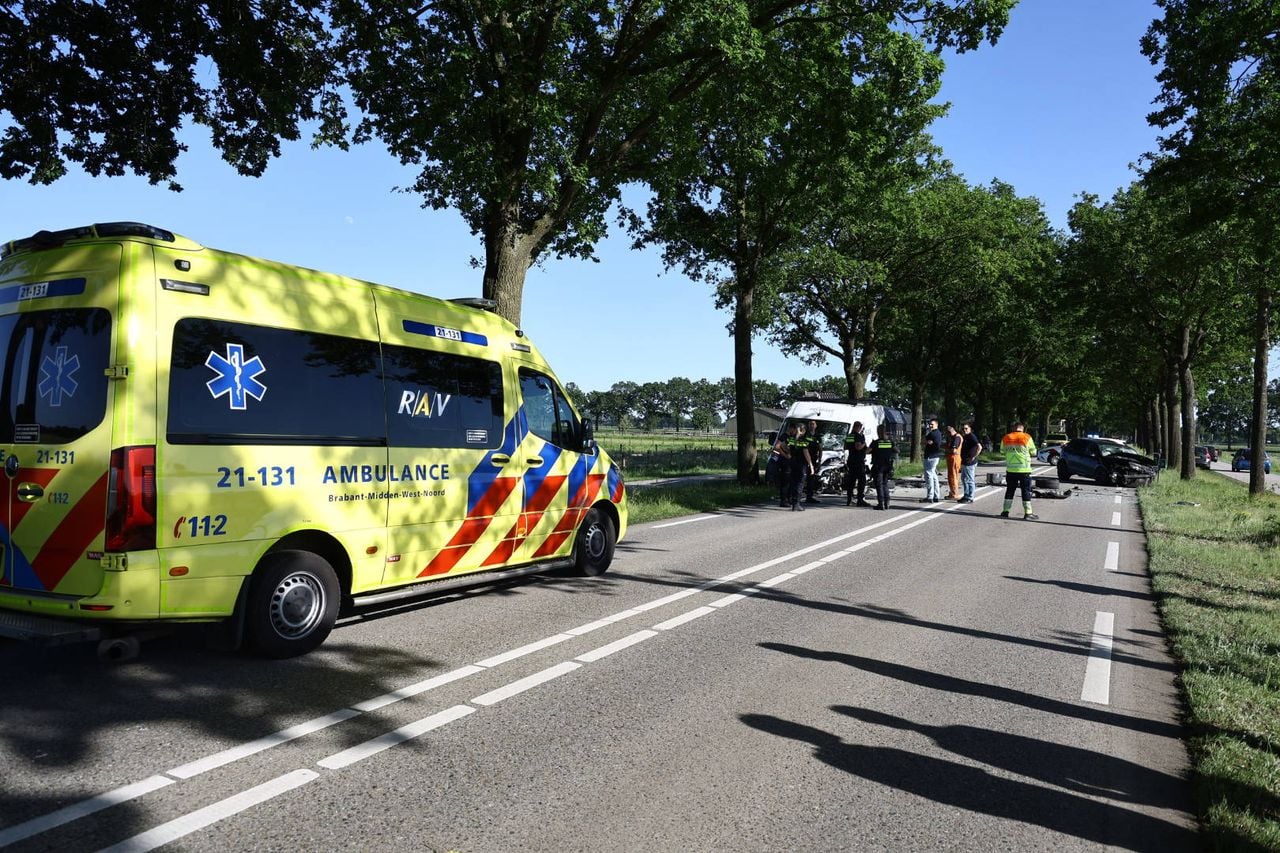 Auto en bus botsen frontaal op N277, weg vol brokstukken (foto: SK-Media / Persbureau Heitink).