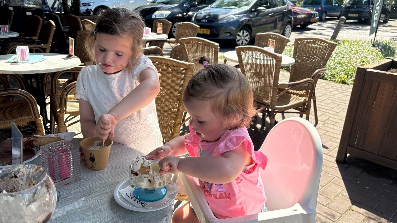 Twee meisjes die genieten van hun ijsje.