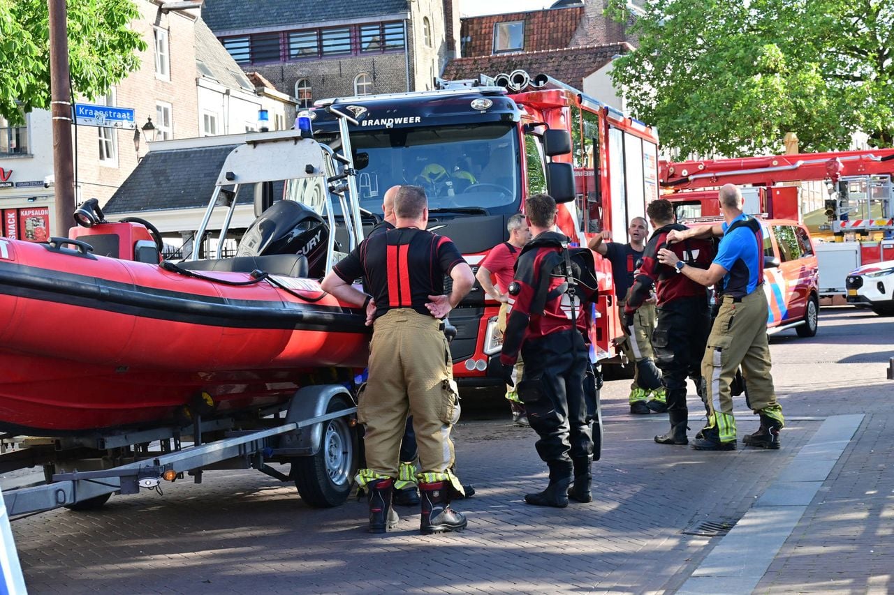 De boot van de brandweer bleek niet nodig (foto: Perry Roovers/Persbureau Heitink). 