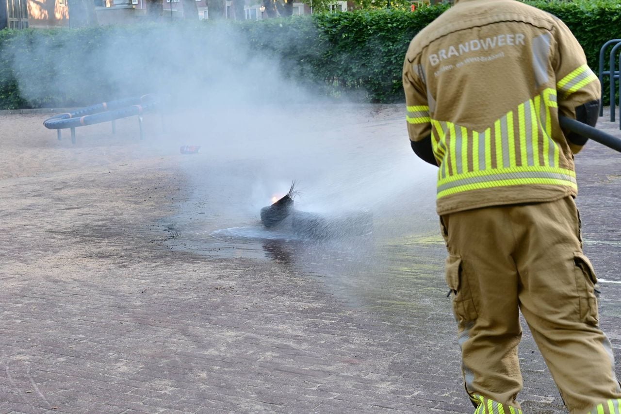 Autobanden in brand gestoken op speelplaats in Breda (foto: Perry Roovers / Persbureau Heitink).