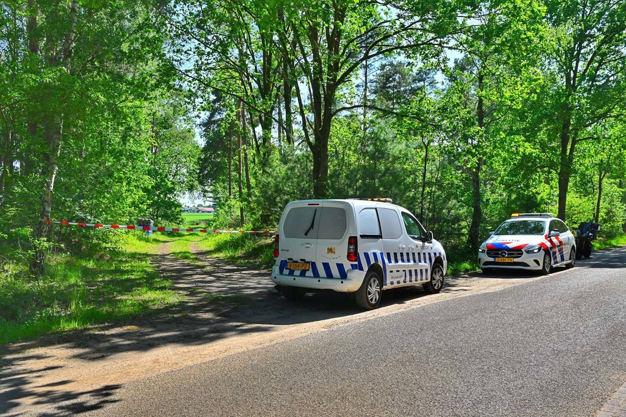 De brandweer gaat kijken wat er in de vaten zit (foto: Rico Vogels / Persbureau Heitink).