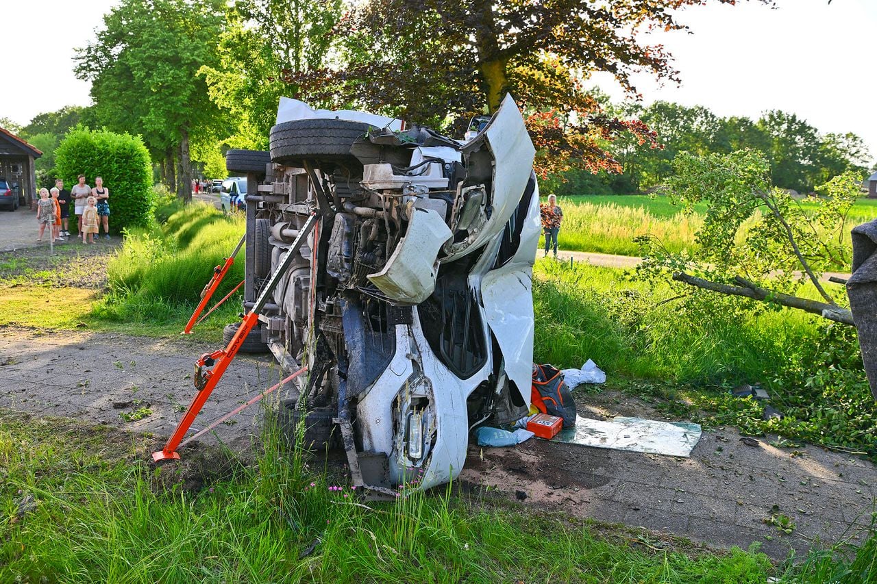 De auto is zwaar beschadigd (Foto: Rico Vogels / Persbureau Heitink ).