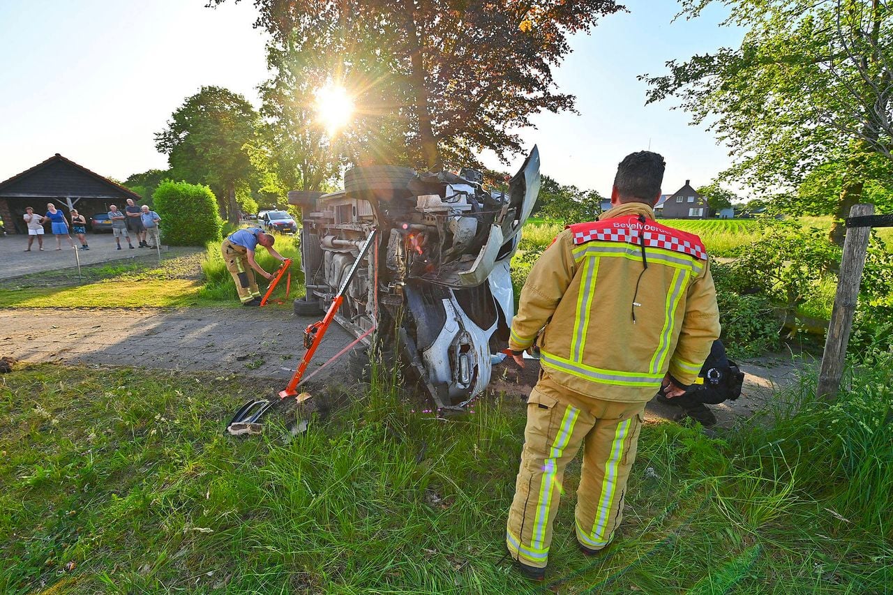 De man bleef vrijwel ongedeerd (Foto: Rico Vogels / Persbureau Heitink ).