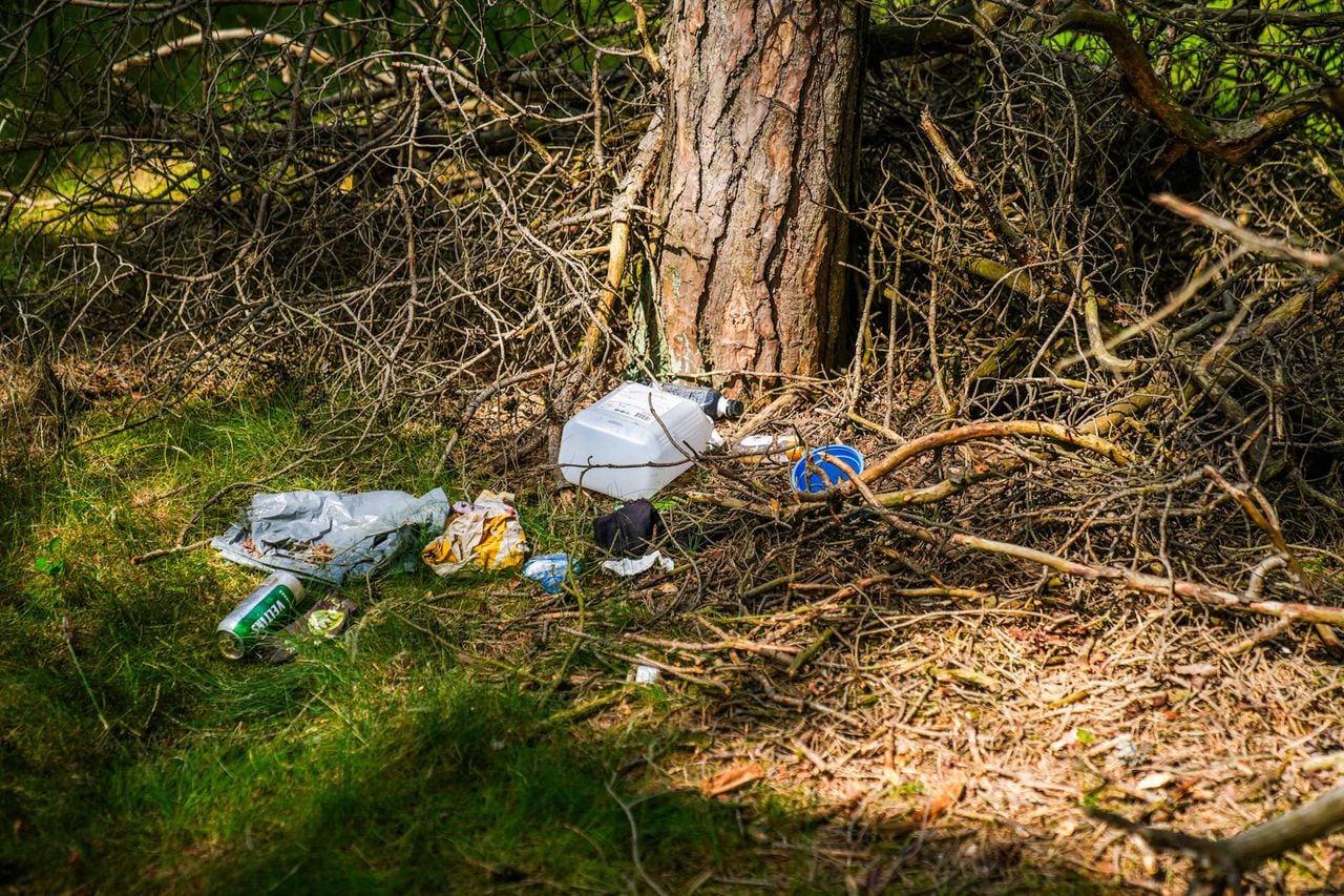 Grote natuurbrand op defensieterrein bij Budel, pannetje gevonden in bos (foto: Dave Hendriks/Persbureau Heitink).