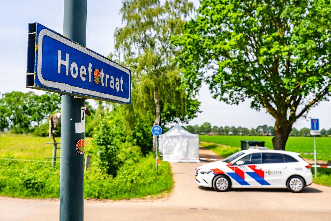 De man werd gevonden in een sloot aan de Hoefstraat in Herpen. (Foto: Lucas Lammers / Persbureau Heitink.)