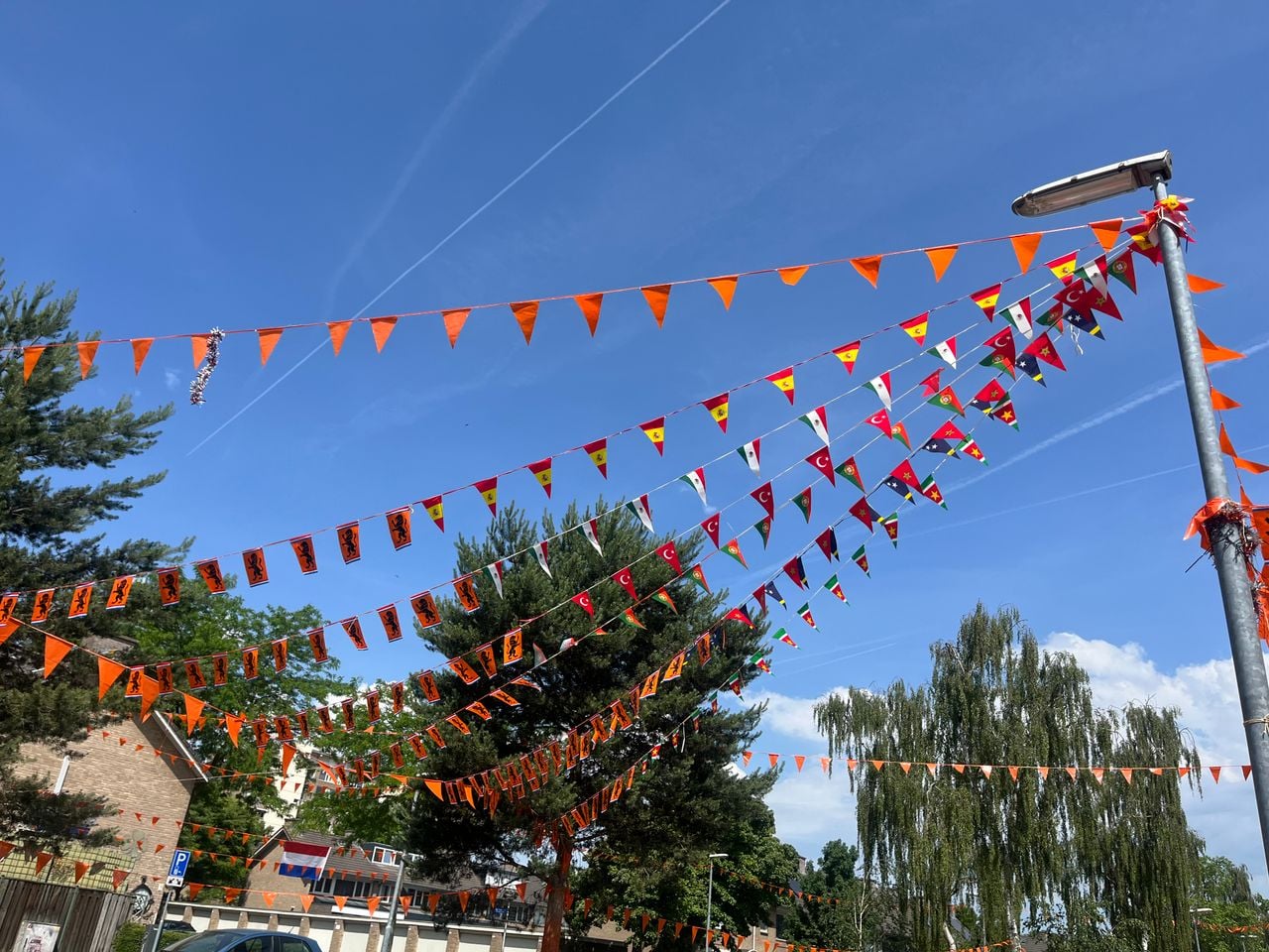 In de straat hangen al veel vlaggetjes van allerlei landen (foto: Floortje Steigenga).