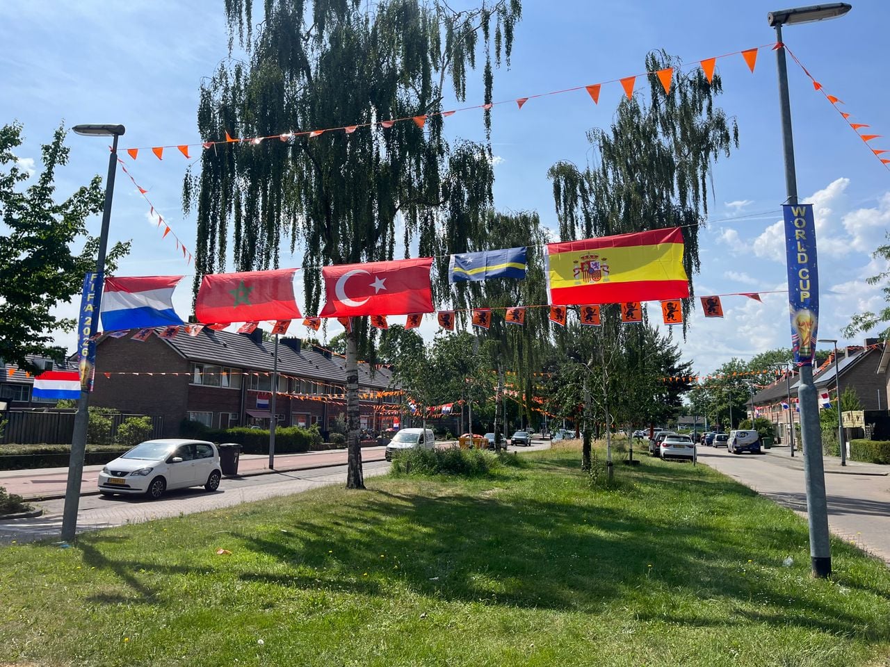 Bij aankomst in de straat is al meteen te zien dat het hier niet alleen om oranje draait (foto: Floortje Steigenga).