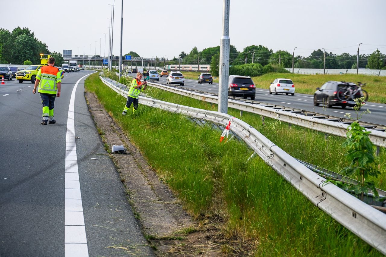 Automobilist botst op vangrail A16, rijstrook gaat dicht (foto: Tom van der Put / Persbureau Heitink). 