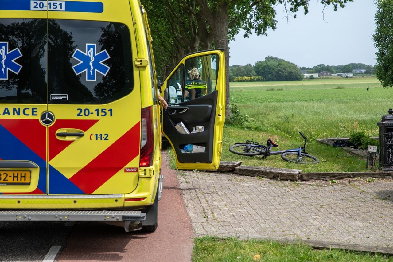 De fietser werd nog nagekeken door het ambulancepersoneel maar hoefde niet mee naar het ziekenhuis. (Foto: Christian Traets / Persbureau Heitink.)