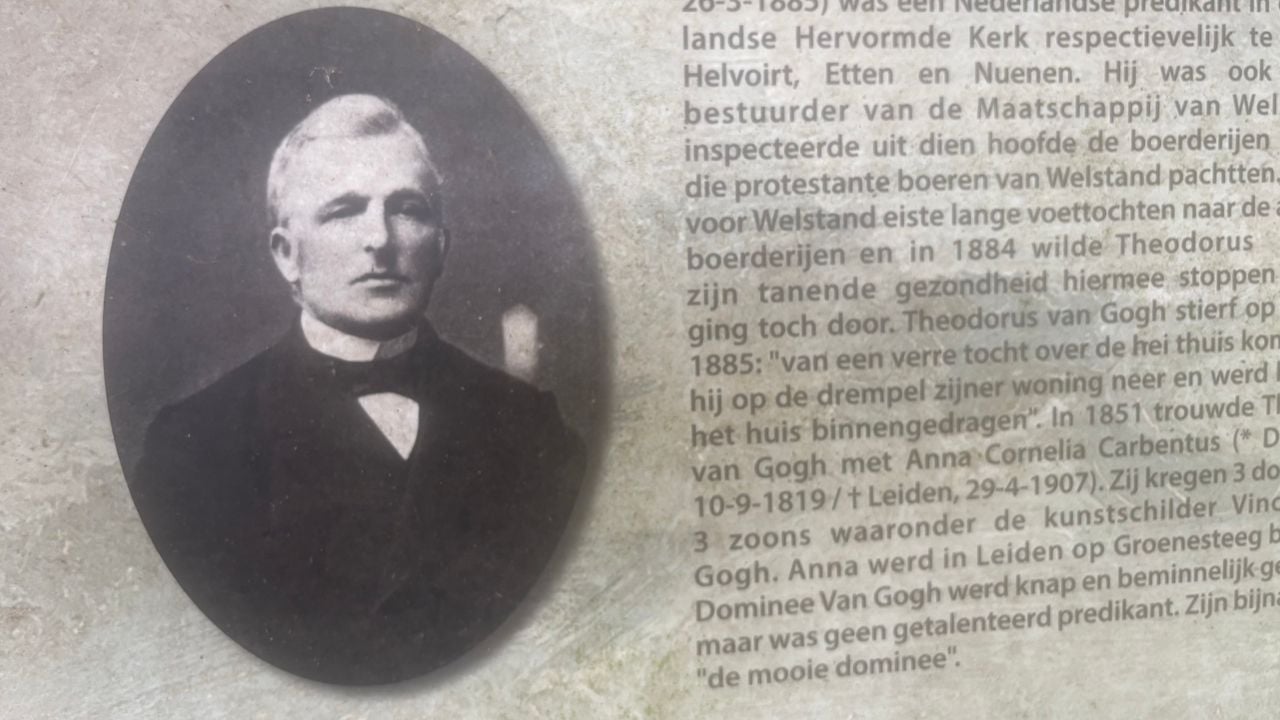 Het informatiebord bij het graf kan wel een poetsbeurt gebruiken